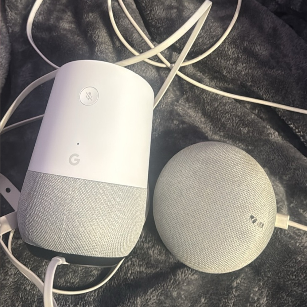 2 Google Home Speaker in White and Gray